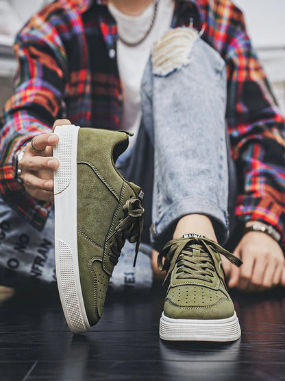 1 pair sports casual skateboarding shoes, comfortable and fashionable, with a snug upper that fits the foot and a slip-resistant sole