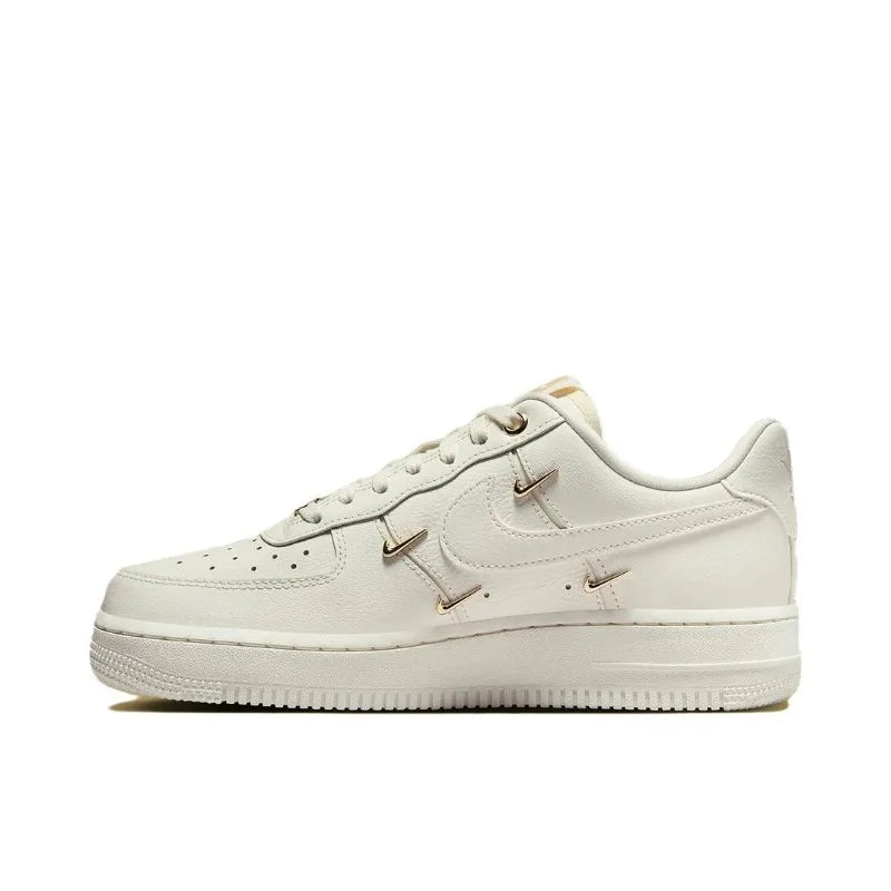 Nike Air Force 1 '07 Naisten Triple White Leather AF1 Classic Mukavat ilmatyynykengät Vapaa-ajan valkoiset lenkkarit DD8959-100