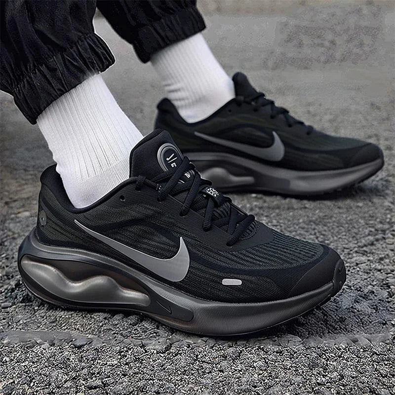 Nike Authentic Journey Run, chaussures de course pour hommes, modèle FN0228-009, légères, avec empiècement en mesh et amorti, idéales pour l'entraînement.