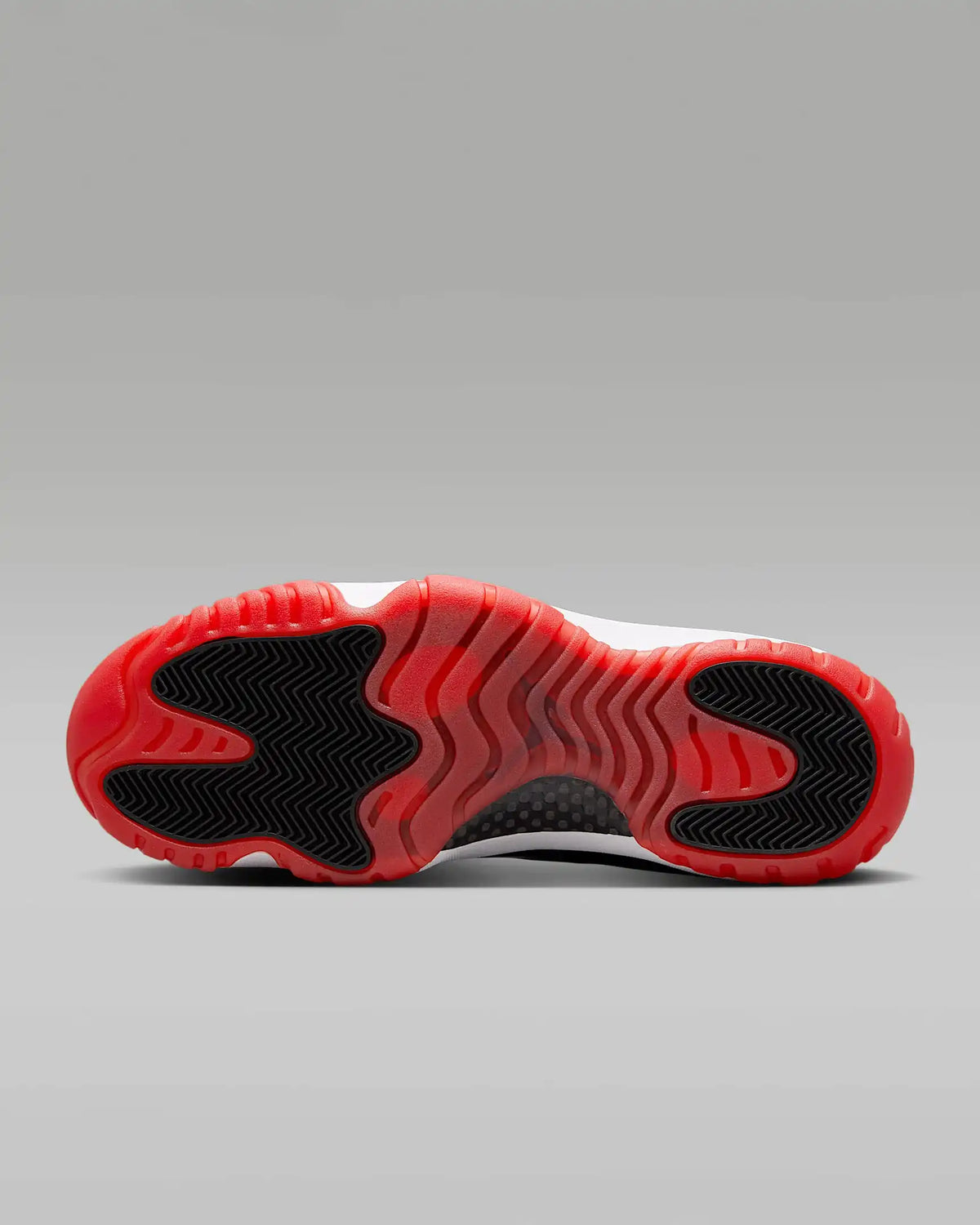 Jordan Air Jordan 11 Retro Low Bred, mukava ja monipuolinen koripallokenkä FV5121-006