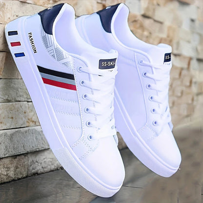 Une paire de baskets blanches, parfaites pour le skateboard, les sports décontractés et le quotidien. Léger avec une semelle souple, adapté pour