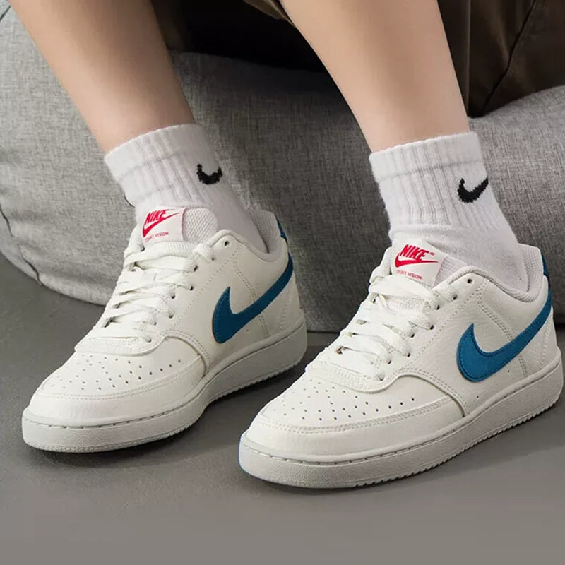 Autentiche sneakers Nike Court Vision Low da donna: minimaliste, versatili, da esterno, traspiranti e casual IM7799-133