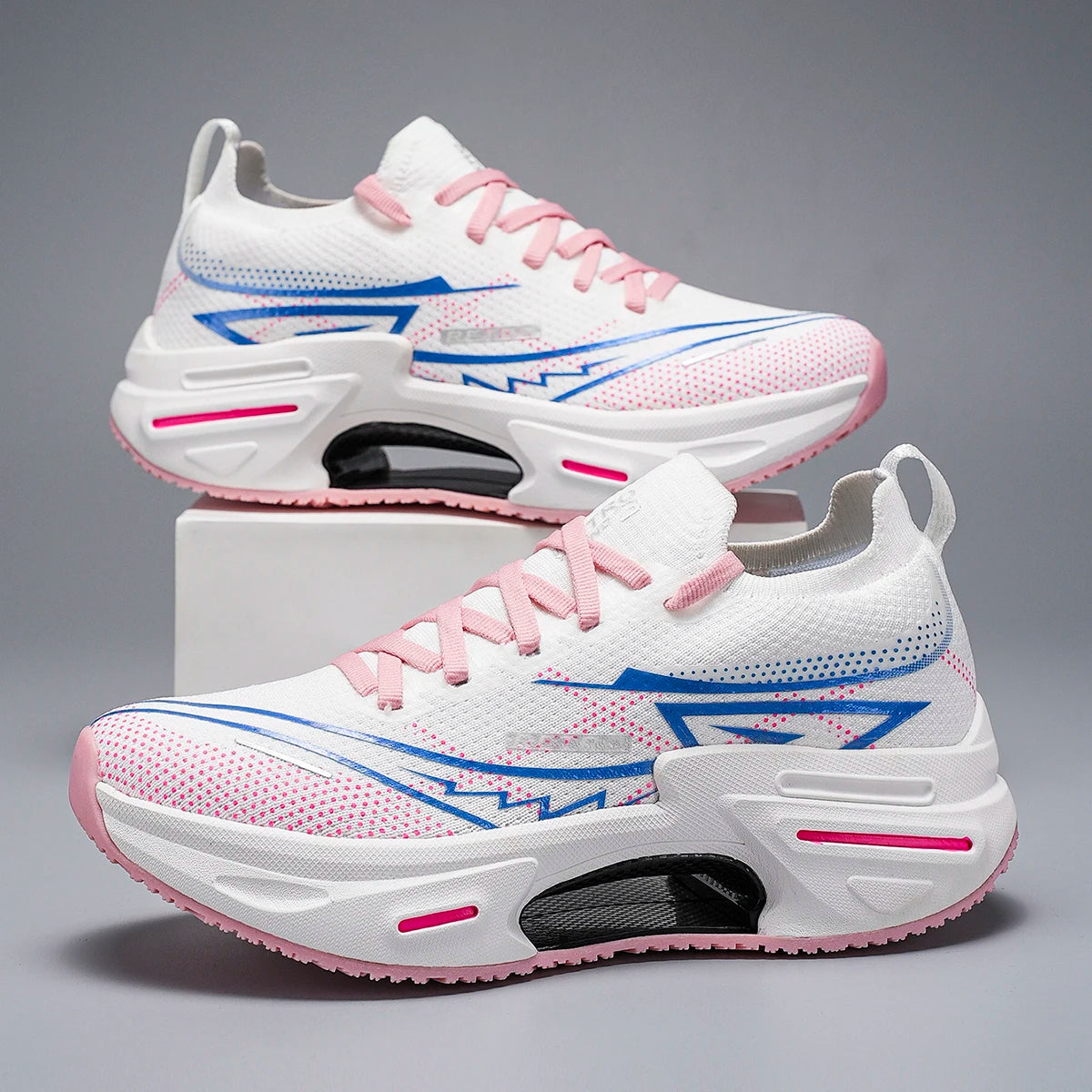 Unisex Sports Shoes Trendy Breathable Mesh Soft Sole Shock-Absorbing Wear-Resistant Professional Running Shoes for Teenagers and Men