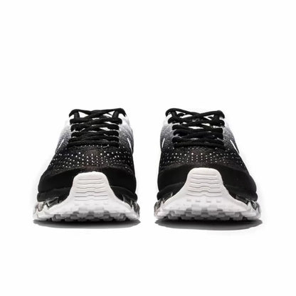 Nové lehké a odolné volnočasové boty Nike z řady Air Max s celoplošným vzduchovým polstrováním, které zajišťují pohodlí a tlumí nárazy 849559-010