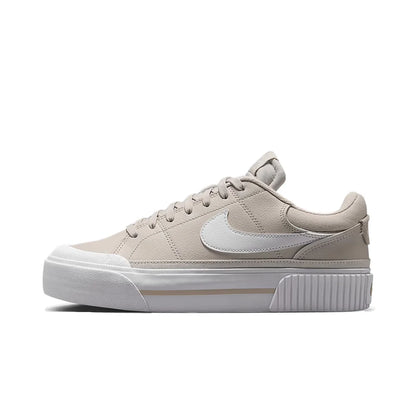 Nike Court Legacy Lift -korotettu pohja: luistamaton, mukava iskunvaimennus, kestävät klassiset lenkkarit DM7590-112