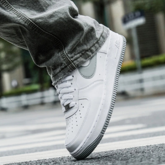 Nike Air Force 1 '07 Valkoinen Vaalea savuharmaa Vapaa-ajan Mukavat Pehmustetut AF1 Low Miesten rullalautailukengät Streetwear FJ4146-100