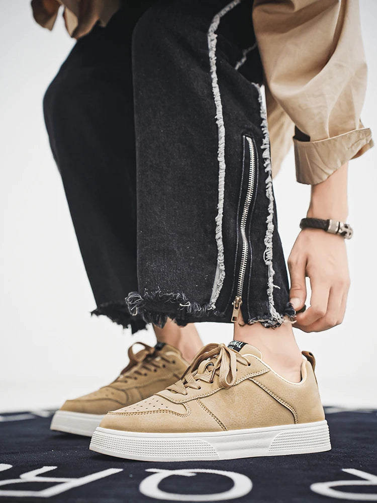 1 pair sports casual skateboarding shoes, comfortable and fashionable, with a snug upper that fits the foot and a slip-resistant sole