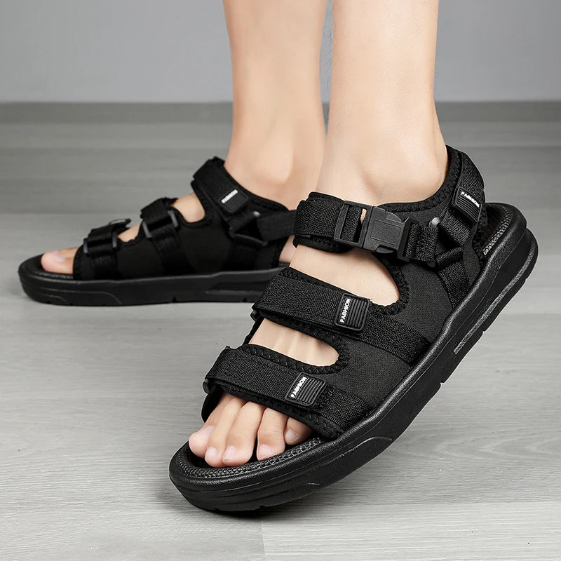 Une paire de sandales d'été simples et tendance, respirantes, résistantes à l'usure, légères, décontractées, prêtes pour la plage, chaussures de conduite polyvalentes pour hommes