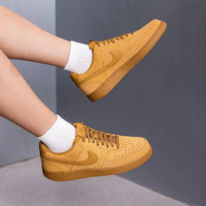 Nike IQ9749-700, baskets classiques pour hommes, modèle décontracté, respirantes, confortables, idéales pour la marche quotidienne et les activités sportives.