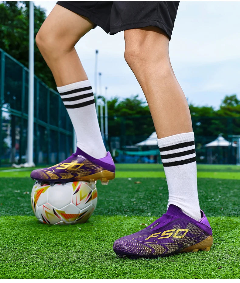 Nowe męskie buty piłkarskie antypoślizgowe dla chłopców, na zewnątrz, bestsellerowe buty do piłki nożnej na trawę i mecze, wysokiej jakości korki, wysokie, lekkie