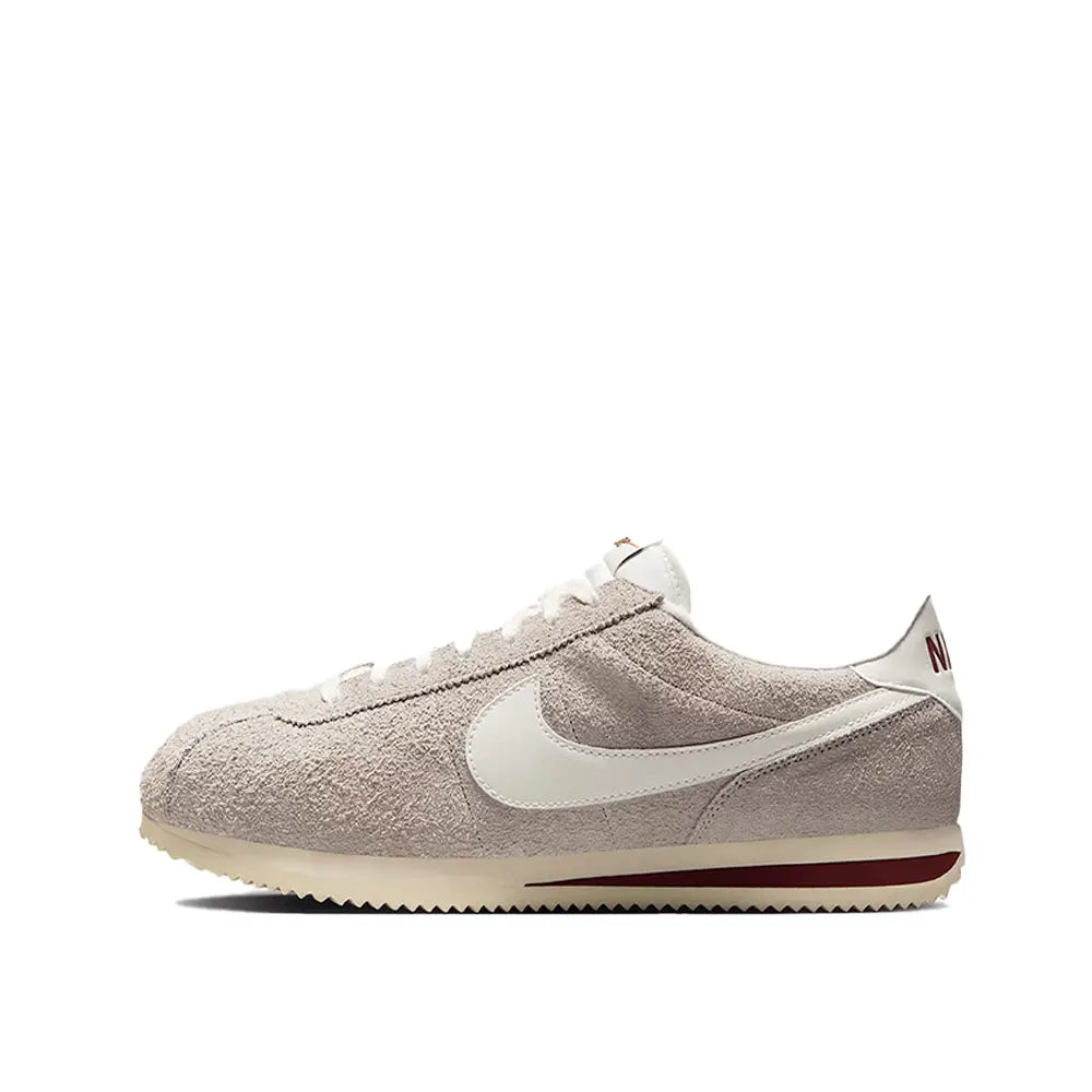 Sneakers Nike Classic Cortez: design retrò classico, comfort, ammortizzazione, leggerezza e resistenza per l’uso quotidiano DM4044-002