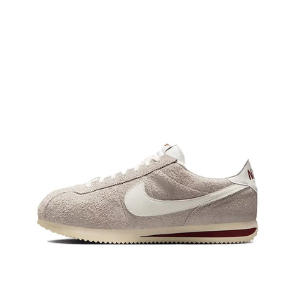 Sneakers Nike Classic Cortez: design retrò classico, comfort, ammortizzazione, leggerezza e resistenza per l’uso quotidiano DM4044-002