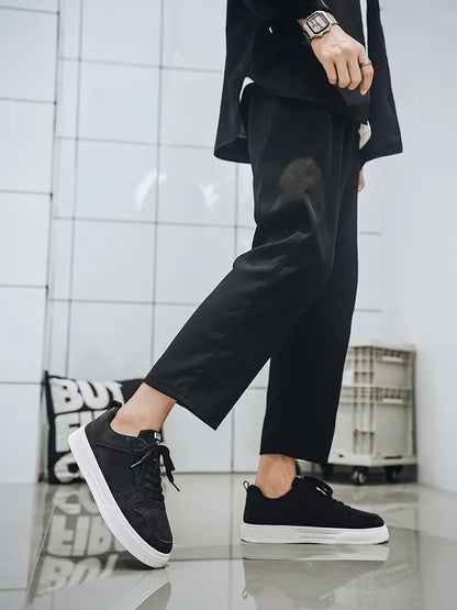 1 pair sports casual skateboarding shoes, comfortable and fashionable, with a snug upper that fits the foot and a slip-resistant sole