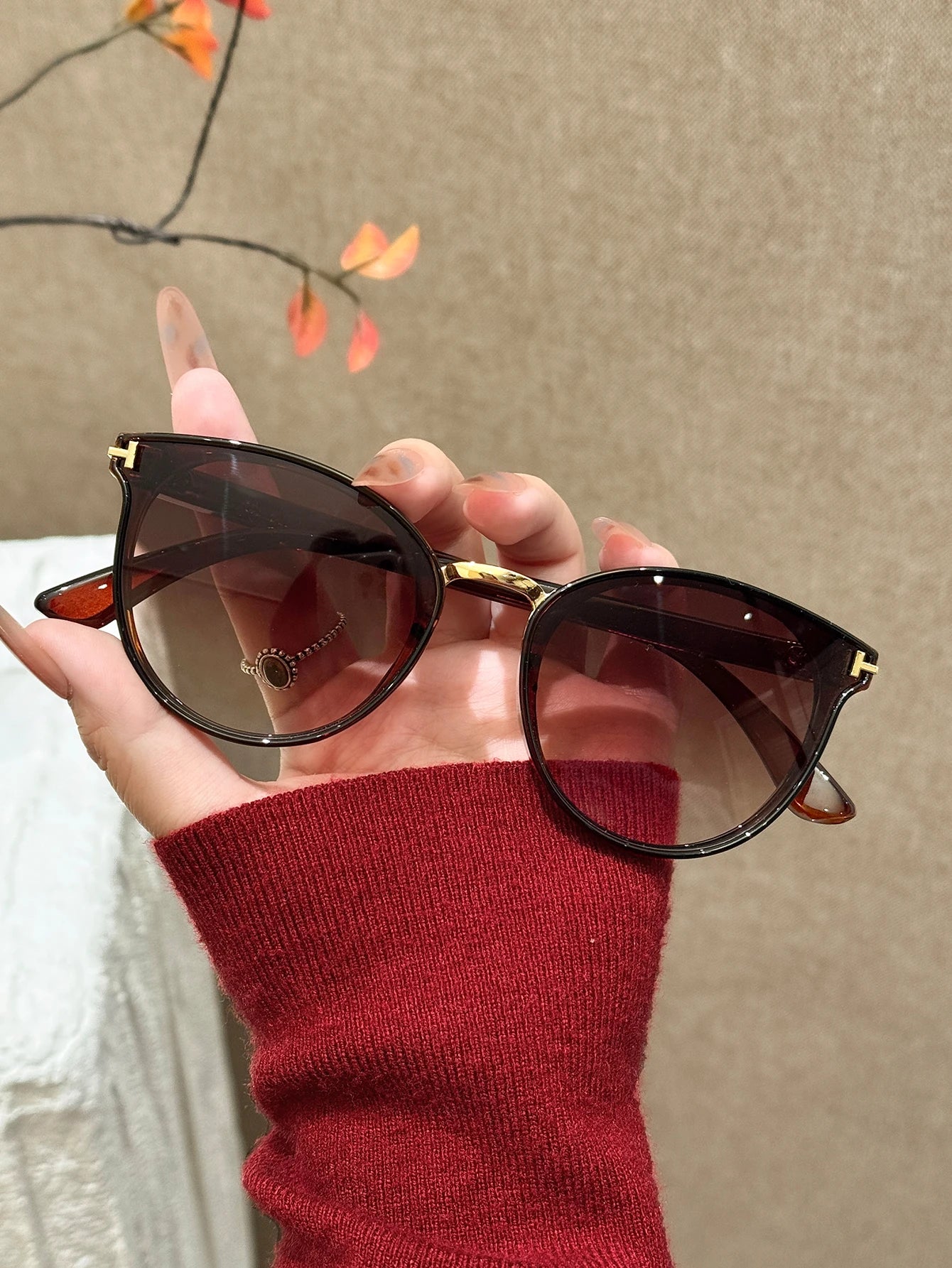 1Pc Light Luxury Tea Brown Frame Gold Label Women's Sunglasses, Uv Protection, Versatile for Daily Commuting and Vacation