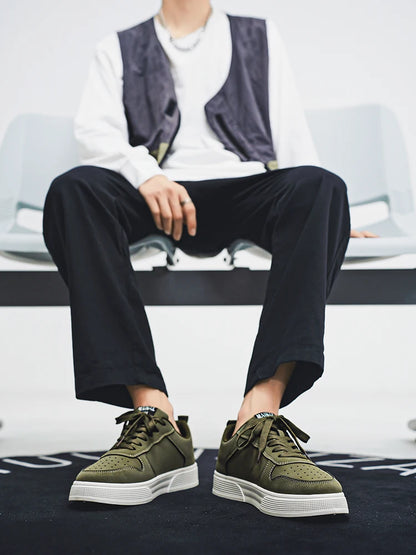 1 pair sports casual skateboarding shoes, comfortable and fashionable, with a snug upper that fits the foot and a slip-resistant sole
