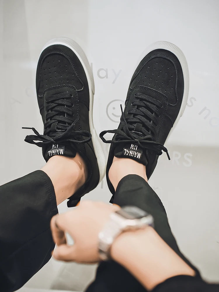 1 pair sports casual skateboarding shoes, comfortable and fashionable, with a snug upper that fits the foot and a slip-resistant sole