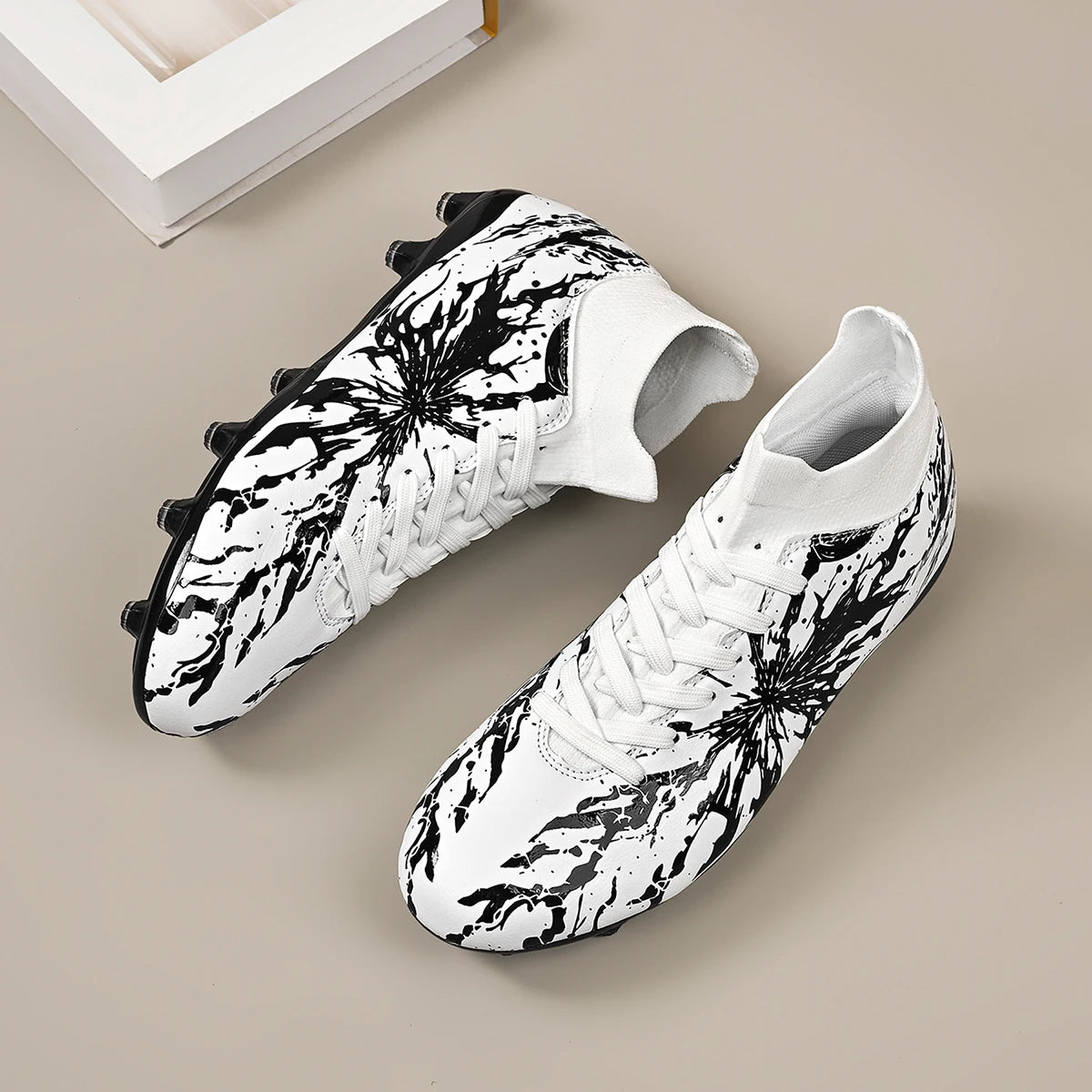 Chaussures de football pour adultes AG FG pour terrain ferme, crampons flexibles en PU à haute traction pour hommes, pour les matchs de football en extérieur et l'entraînement.