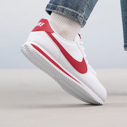 Nike Naisten kengät Cortez Basic Sl (Gs) Urheilukengät, matalavartiset lenkkarit, kevyet ja mukavat retro-vapaa-ajan kengät 904764-101