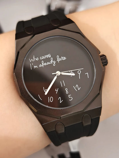 Luxus férfi karóra nyolcszögletű tokban és szilikon karkötővel, vízálló, olyan számlappal, amelyen a humoros szlogen olvasható: „Who Cares I'm Already Late” (Na és, már úgyis késésben vagyok).
