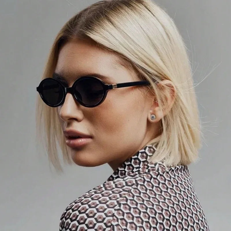 1 Pair of Fashionable Black Round Women's Glasses - UV Resistant Gradient Lenses Glossy Plastic Frame Perfect for Casual Wear