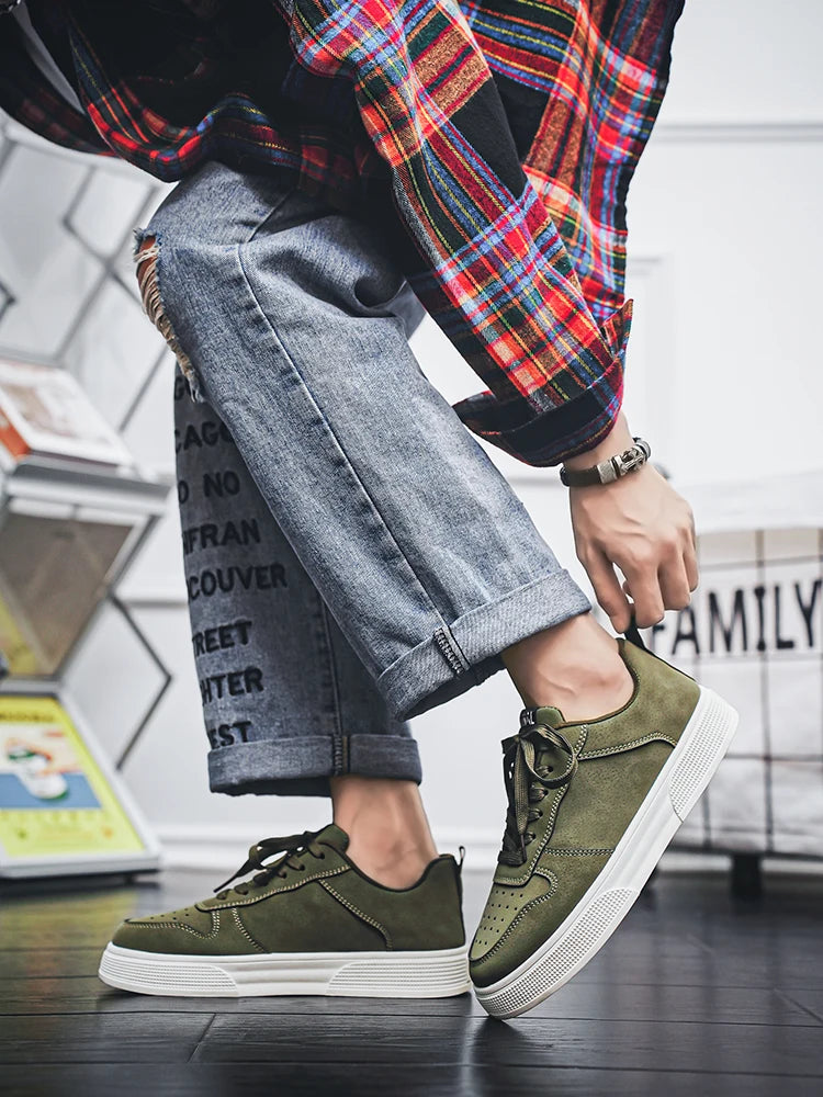 1 pair sports casual skateboarding shoes, comfortable and fashionable, with a snug upper that fits the foot and a slip-resistant sole