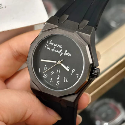 Luxus férfi karóra nyolcszögletű tokban és szilikon karkötővel, vízálló, olyan számlappal, amelyen a humoros szlogen olvasható: „Who Cares I'm Already Late” (Na és, már úgyis késésben vagyok).